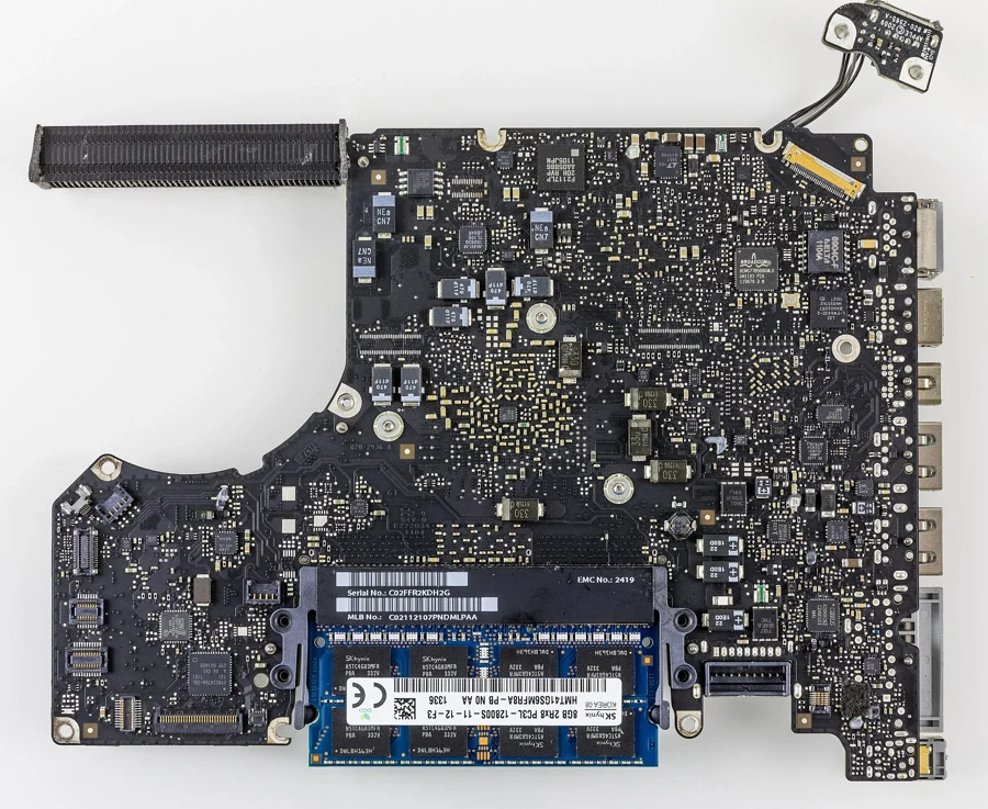 Carte mère d'un MacBook Pro 13 pouces modèle A1278 avec sa barrette de mémoire et la carte du connecteur MagSafe